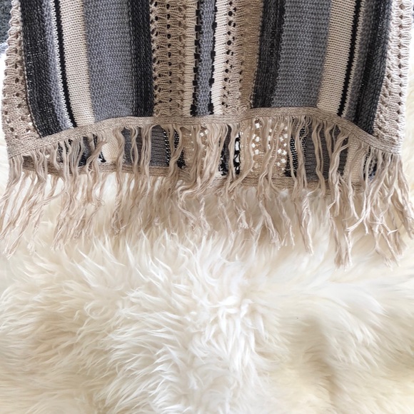 Sweater with fringe - Picture 4 of 5